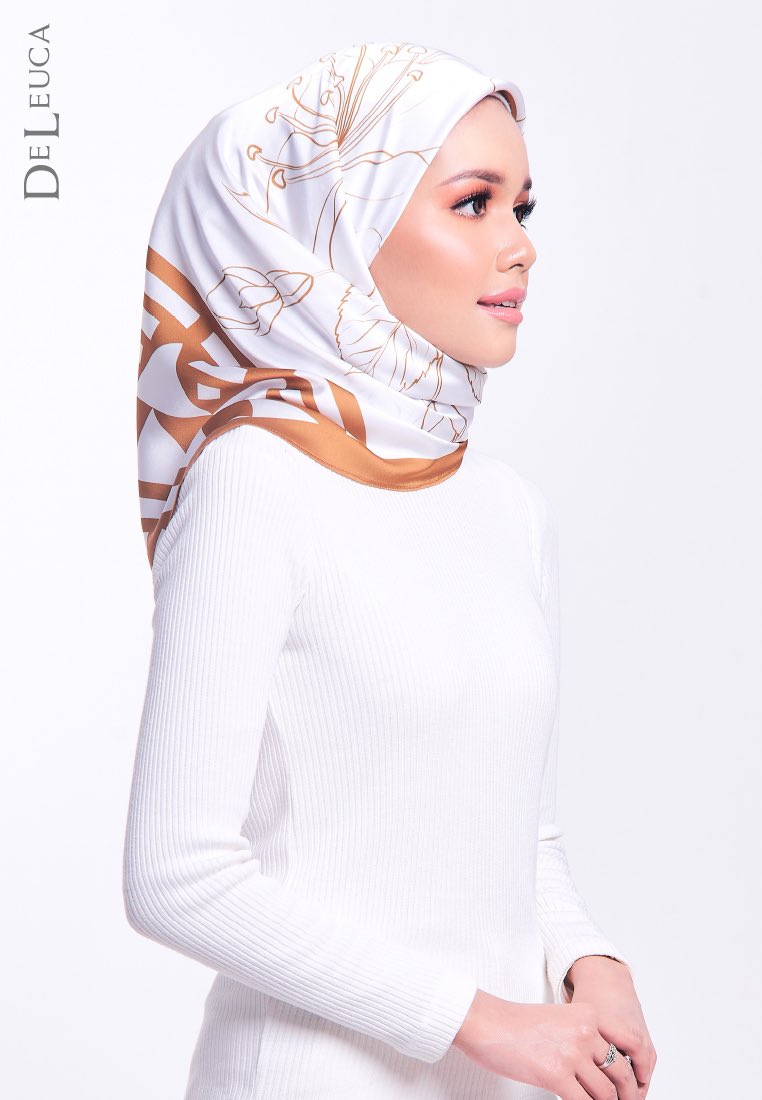 M_Symr's tweet photo. Cantikkan! You can save a lot with this scarf. Hari ni you pakai design geometry, esok lusa you pakai pulak floral design. Orang ingat you ada 2 different tudung but actually 1 only. Haha

https://t.co/bNJKWqntYR https://t.co/fYDeAbRhhV