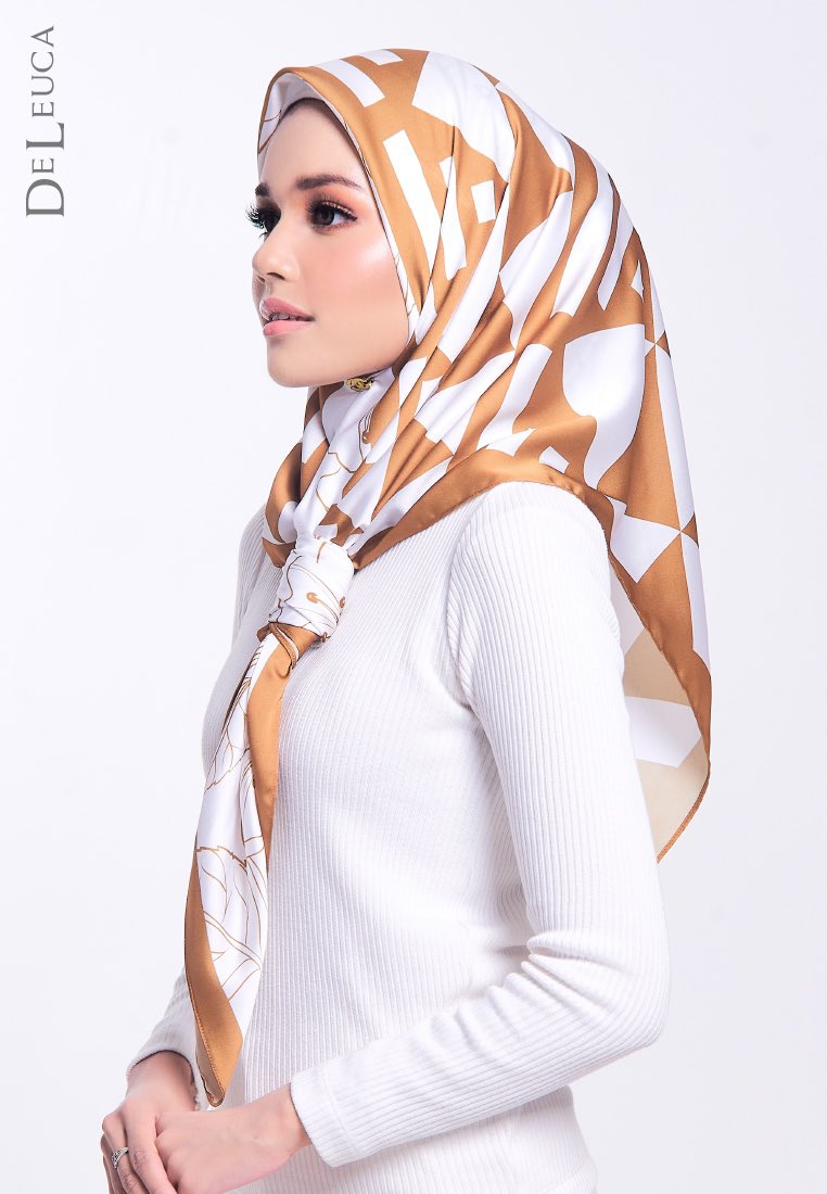 M_Symr's tweet photo. Cantikkan! You can save a lot with this scarf. Hari ni you pakai design geometry, esok lusa you pakai pulak floral design. Orang ingat you ada 2 different tudung but actually 1 only. Haha

https://t.co/bNJKWqntYR https://t.co/fYDeAbRhhV