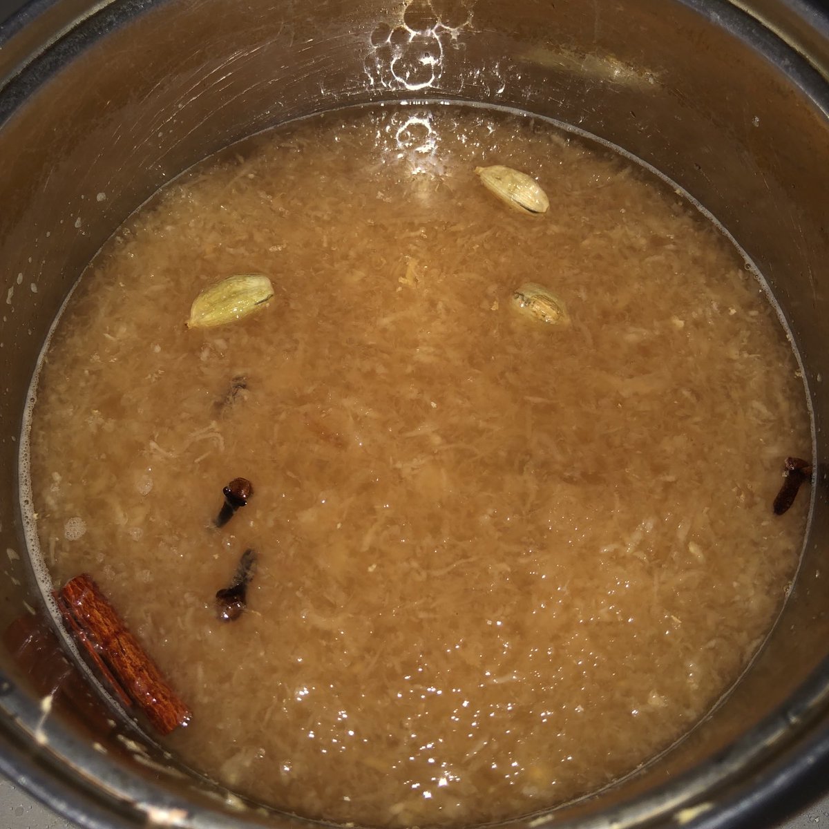 ほっしぃ 新生姜シロップ煮出し中 いつも頼りにしてるレシピ本には 生姜は薄切りにしてフードプロセッサーで とあるが 新生姜柔らかいんでおろし器でガーッ と できたらジンジャーエールだ 新生姜 ジンジャーシロップ