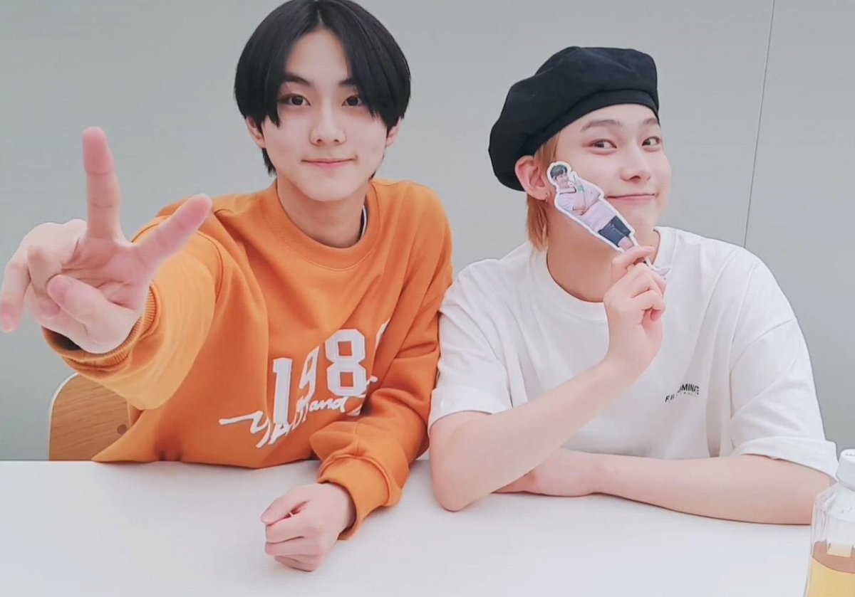 🤍🧡🤍🧡🤍🧡