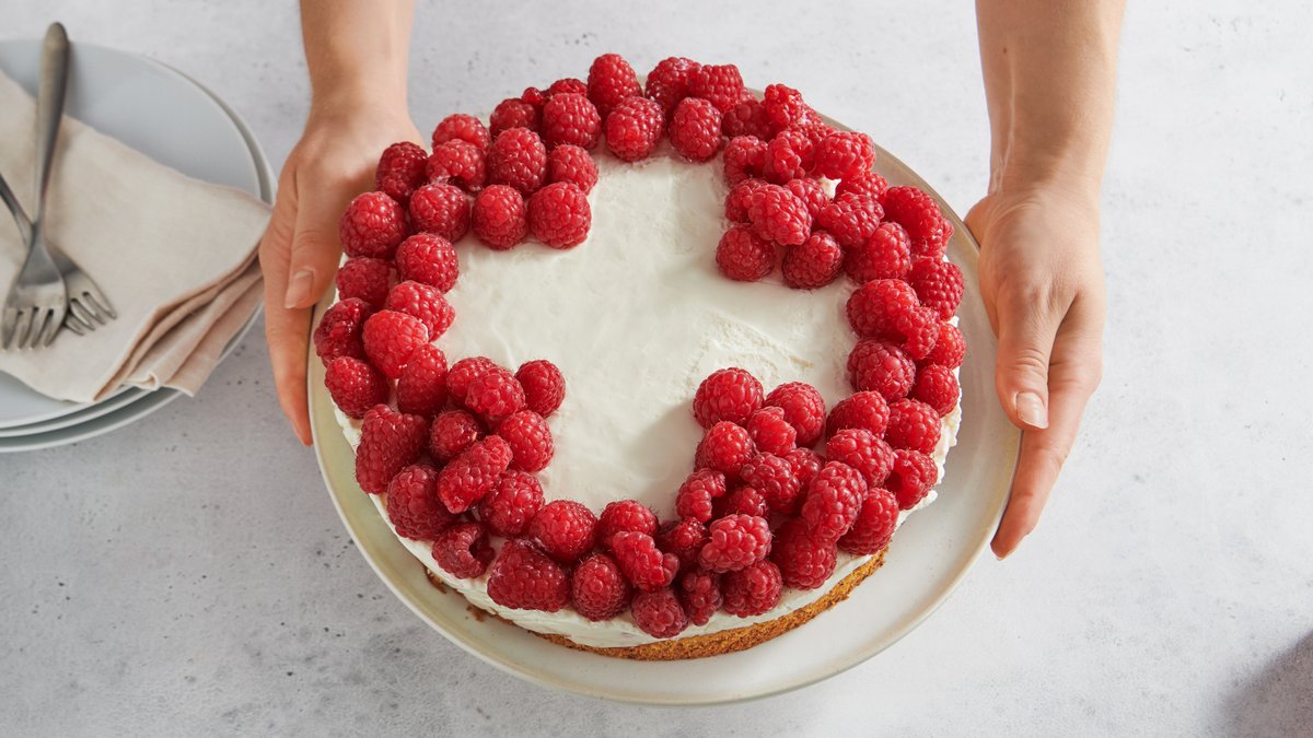 MySwitzerlandNL's tweet photo. Gefeliciteerd Zwitserland! 🇨🇭🎂 Trakteer jezelf vandaag op iets speciaals voor de #SwissNationalDay en probeer dit geweldige #recept @BettyBossi. Eén ding vooraf: het is echt heerlijk! #toeaanZwitserland #1Augustus

https://t.co/yI0feoiHDj https://t.co/1v0x1RqayI