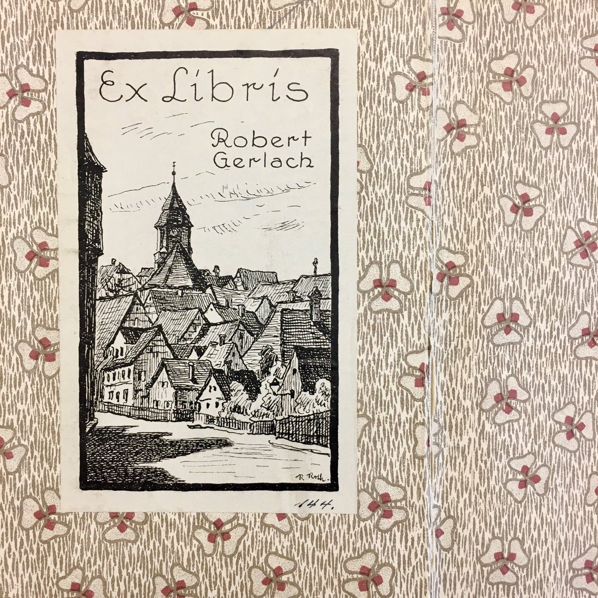 dominotier's tweet image. Lithografiertes Papier, zweifarbiger Druck, florales Dekor. Vorsatzpapier zu Rudolf Herzog: Die Wiskottens. Stuttgart und Berlin: Cotta, 1909. Exlibris auf dem vorderen Spiegel.
#vorsatzpapier #endpaper #endoftheweekendpapers #buntpapier #decoratedpaper #lithografie #lithography