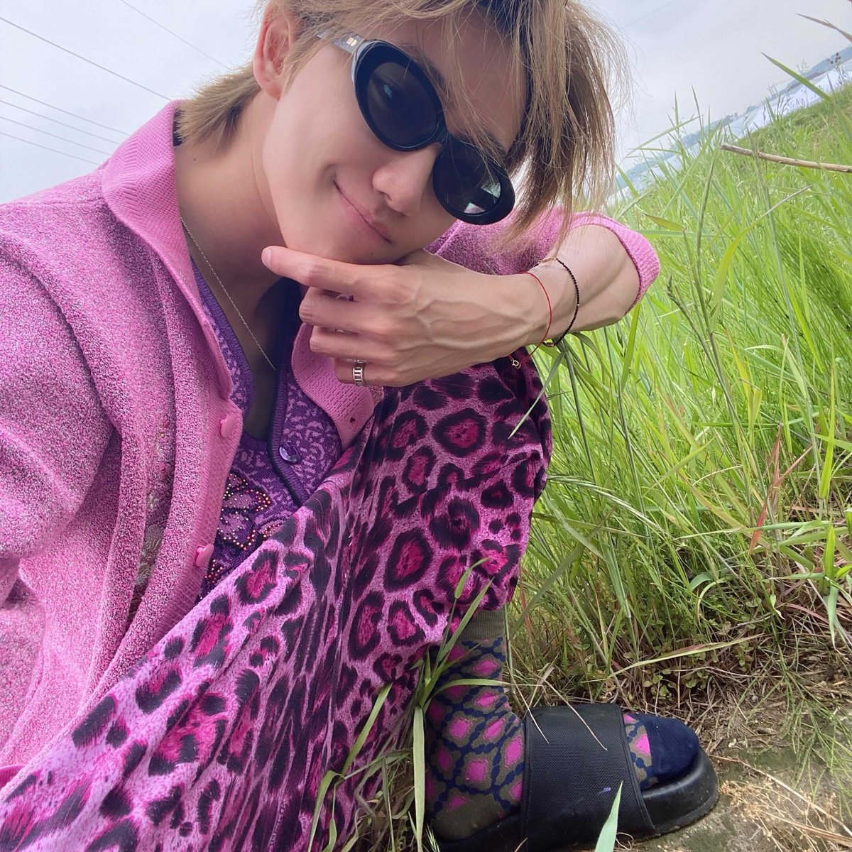 svtd8's tweet photo. Ever seen a purple leopard? GOING SEVENTEEN recently saw one planting rice paddies. He was chic, I tell you. https://t.co/7pU7pjotdU