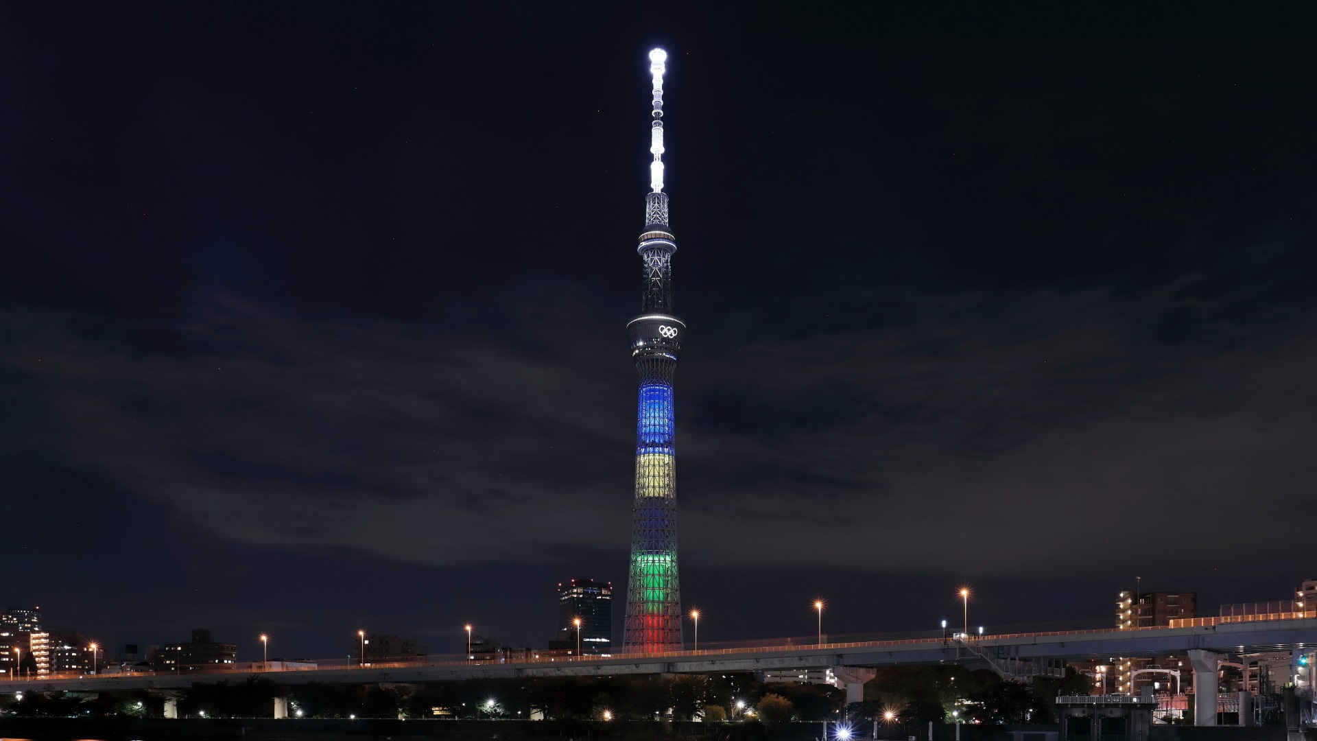 Suginobu スカイツリーに聖火が灯りました Tokyo 東京スカイツリーライトアップ 東京スカイツリーライティング 東京オリンピック 五輪カラー 浅草 隅田川 東京スカイツリー 夜景 東京夜景 夜のスカイツリー ライティング 特別