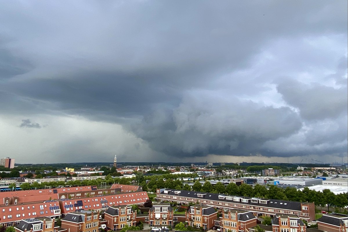 Deze ochtend zijn er al een paar flinke plens buien overgetrokken. <a href="/EdAldus/">Ed Aldus</a> <a href="/MeteoVoorne/">Meteo Voorne Aan Zee</a>