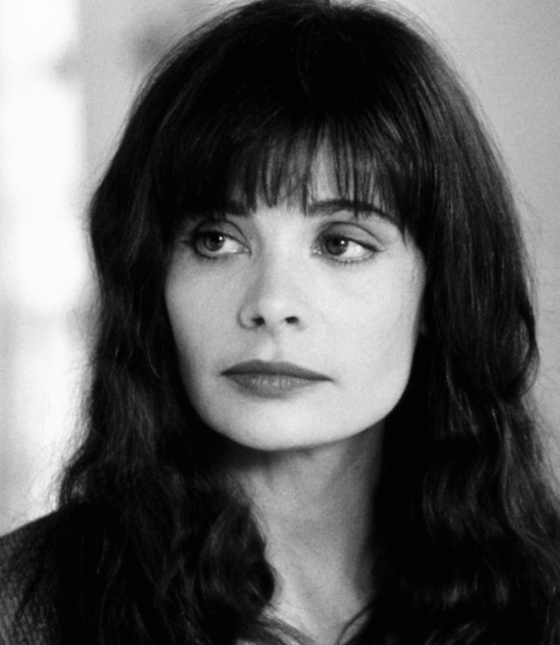 « Sois sage, ô ma douleur, et tiens-toi plus tranquille. »

#MarieTrintignant 🖤
Toujours.