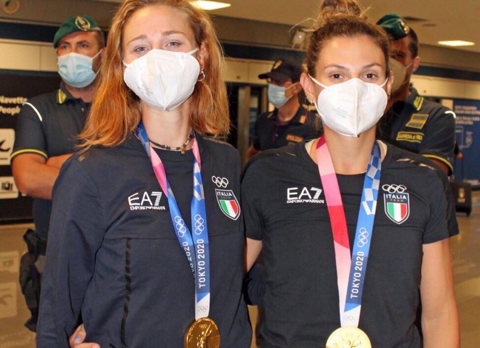 Coninews's tweet image. L’abbraccio delle famiglie, l’affetto di tutta Italia. 🥰

Che accoglienza per le campionesse olimpiche Valentina #Rodini e Federica #Cesarini! 🥇🇮🇹🥇

#ItaliaTeam #Tokyo2020 @canottaggio1888
