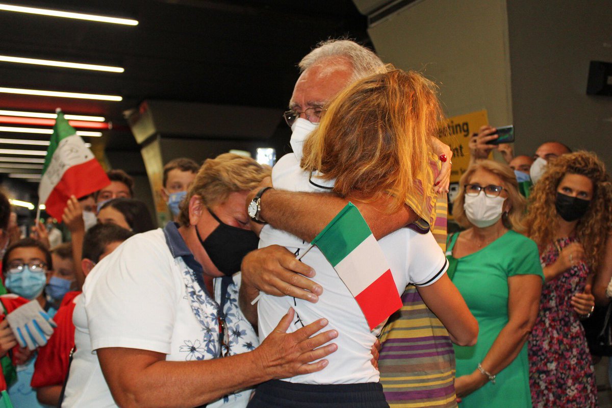 Coninews's tweet image. L’abbraccio delle famiglie, l’affetto di tutta Italia. 🥰

Che accoglienza per le campionesse olimpiche Valentina #Rodini e Federica #Cesarini! 🥇🇮🇹🥇

#ItaliaTeam #Tokyo2020 @canottaggio1888