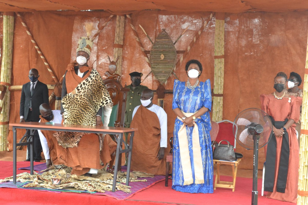 ThAfricanRoyals's tweet photo. HM Kabaka (King) Mutebi II Ronald Muwenda of Buganda kingdom, Uganda marked his 28th coronation anniversary at a small ceremony at Buddu Palace grounds
#kabakaofbuganda #bugandaroyalty #bugandaroyals #bugandaroyalfamily #buganda #kabaka #kabakamutebiii #kabakamutebiiofbuganda https://t.co/up8FYJkZ3N