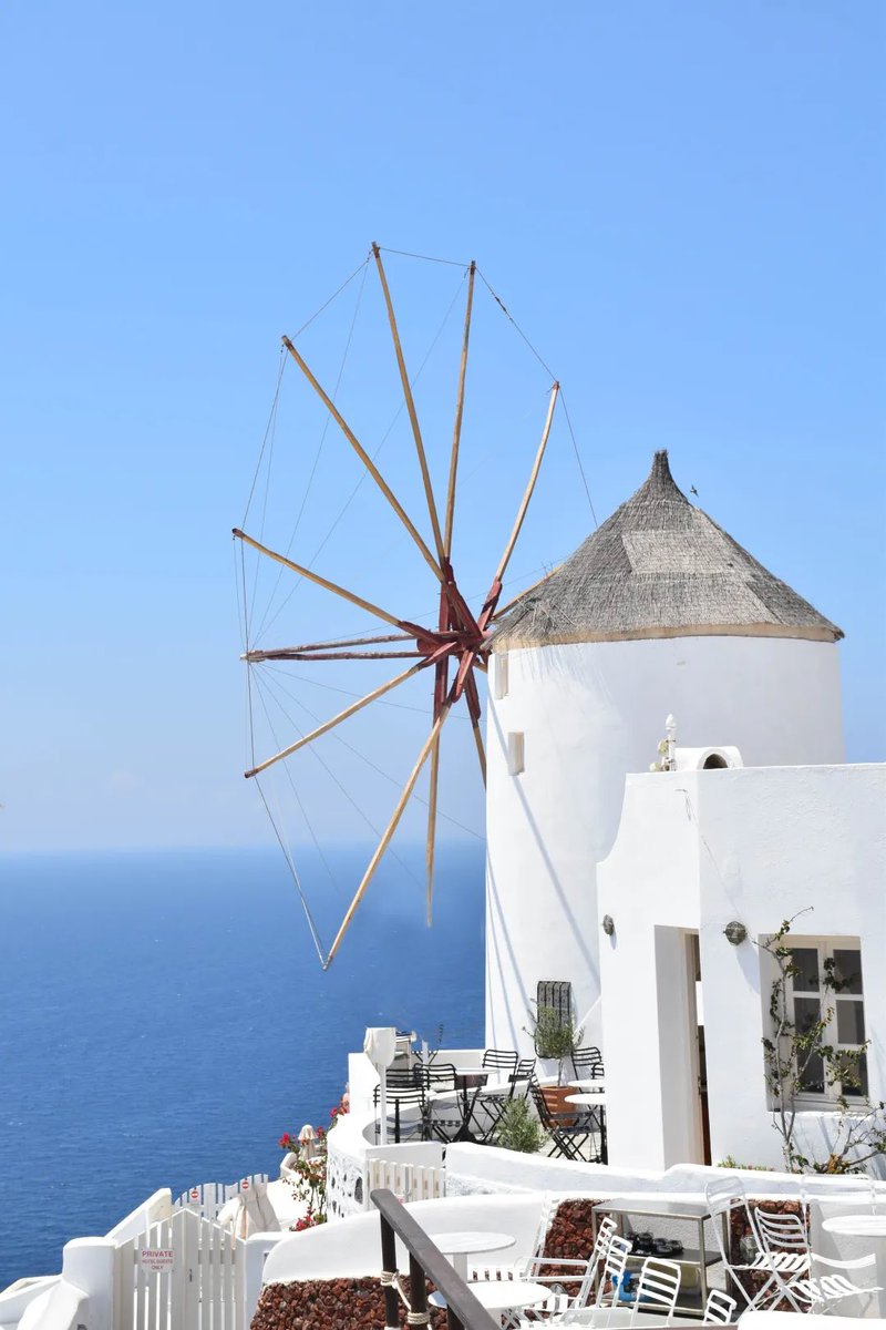 #SANTORIN 🏝

C’était il y a 3 ans et la beauté de ce lieu n’a pas quitté notre tête 🥰. Des paysages comme sur des cartes postales et d’une beauté incroyable ❤️. Qui y est déjà allé ? 

Notre article sur le #blog : uncoupleenvadrouille.fr/quelques-heure…