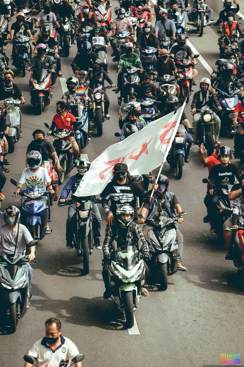 ภาพประวัติศาสตร์
.
ขบวนมอเตอร์ไซค์เคลื่อนที่ผ่านแยกสุทธิสารมุ่งหน้าสนามบินดอนเมือง เวลานี้ #ม็อบ1สิงหา