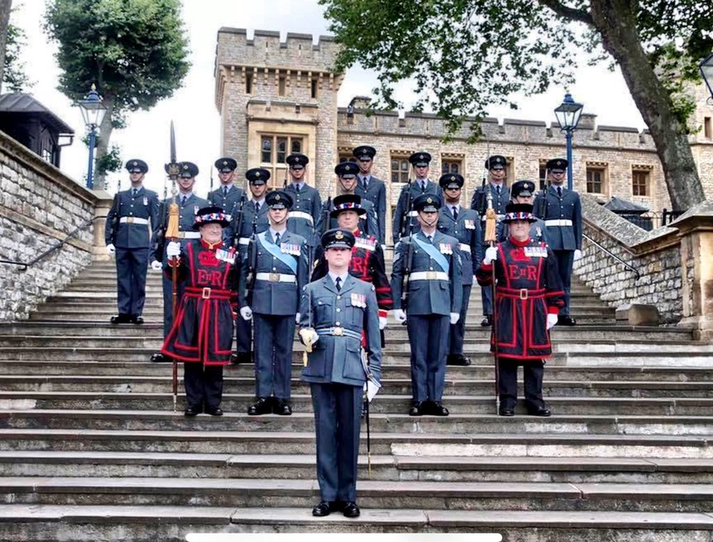 spike_abbott's tweet photo. Five yrs today the @qcsofficial from @RAFNortholt were standing guard @TowerOfLondon with 3 ex @RoyalAirForce Yeoman Warders, sadly the wonderful YS George Brodie (left) is no longer with us. @RAF_Regiment https://t.co/DWzElcFl5t
