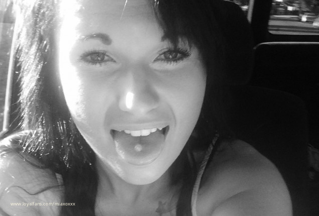 I’m live right now on #realloyalfans. Join my stream here: https://t.co/B6BQ44nsuQ https://t.co/EAHshh4ORf