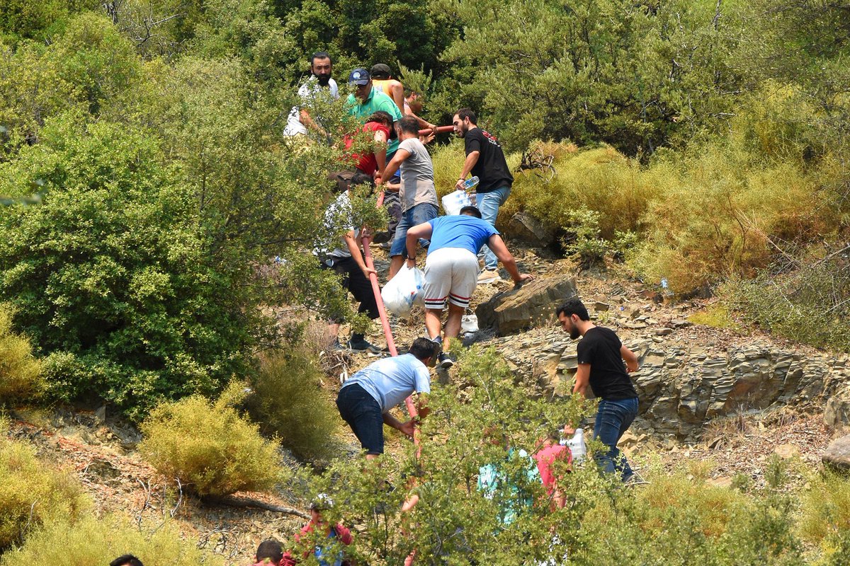 pusholder's tweet photo. Marmaris’te vatandaşlar dağlara su, yiyecek, erzak ve ilk yardım ekipmanı taşıdı. https://t.co/61YZxkuu96