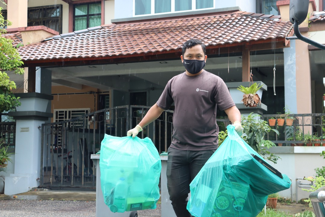 swmenvironment's tweet photo. Sejak menjadi ahli KITARecycle, Puan Yasmin dari Taman Pura Kencana, Batu Pahat aktif  mengasingkan barang kitar untuk mendapat mata ganjaran dan kini botol kaca pun diterima.

Layari laman web https://t.co/pA1wUzqqfh untuk maklumat lanjut.

#SWMEnvironment https://t.co/MjY0Er9H0m