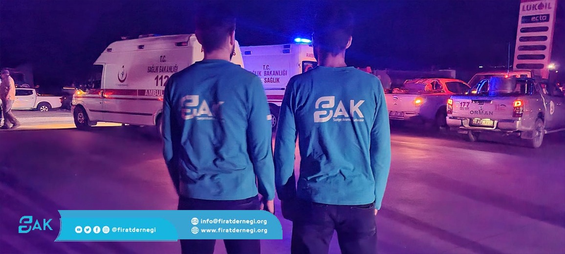 firatdernegi's tweet photo. #KardeşlikSınırTanımaz
İnsanlık ve kardeşlik çağrısına icabet ederek #SAK #SuriyeAramaKurtarma Ekibi Adana'da #AFAD ve Jandarma Koordinasyon ile çıkan yangından zarar gören Köyleri halkın tahliye ve çadır kurmaya çalışmalarına katıldı. #SyriaSearchAndRescue
@AFADBaskanlik https://t.co/k1XeoF15H1