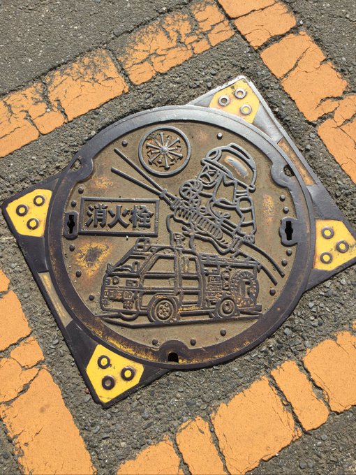 消火栓のマンホール蓋。 