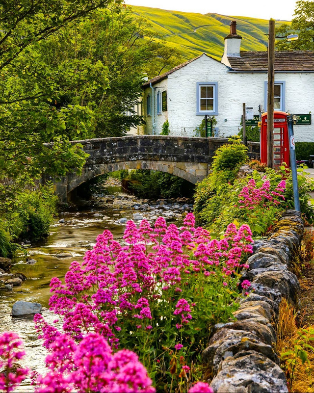 Happy #YorkshireDay 🎊! How're you celebrating?

⚠️ Please continue to follow the latest government guidelines.

📍: Kettlewell, England
📷: IG/yorkshire_brew