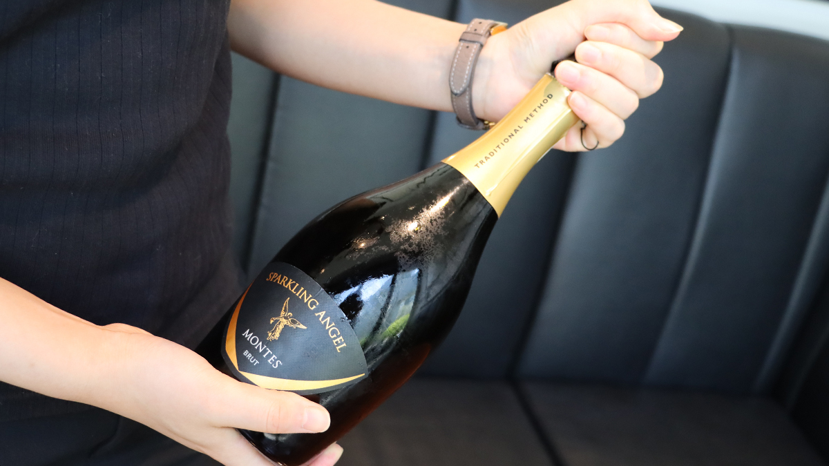 エノテカ公式 スパークリングワインの開け方講座 暑くなり 冷えたスパークリングワインを飲む機会が増えていると思います ここで開け方を確認しておきましょう キャップシールを剥がす コルクが飛び出さないように指で上から押さえながら