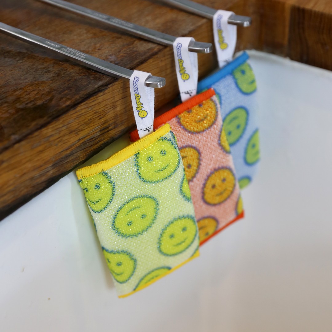 scrubdaddy_uk's tweet photo. Scour Daddy - he's the stronger, more absorbent, and all-around better scour pad. FlexTexture foam on the inside and ArmorTec mesh on the outside ๐ช plus, a tab to hang for faster drying! #ScourDaddy #ScrubDaddy #ScouringPad #Scourer #Cleaning #Clean #MrsHinch #Hinching #Hinchers https://t.co/MxvYFo3hdi