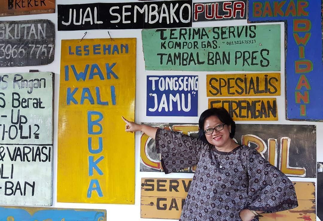 Seindah apa pun huruf terukir, dapatkah ia bermakna apabila tak ada jeda? 
Dapatkah ia dimengerti jika tak ada spasi?

Dee Lestari, Filosofi Kopi
#riwandariquote