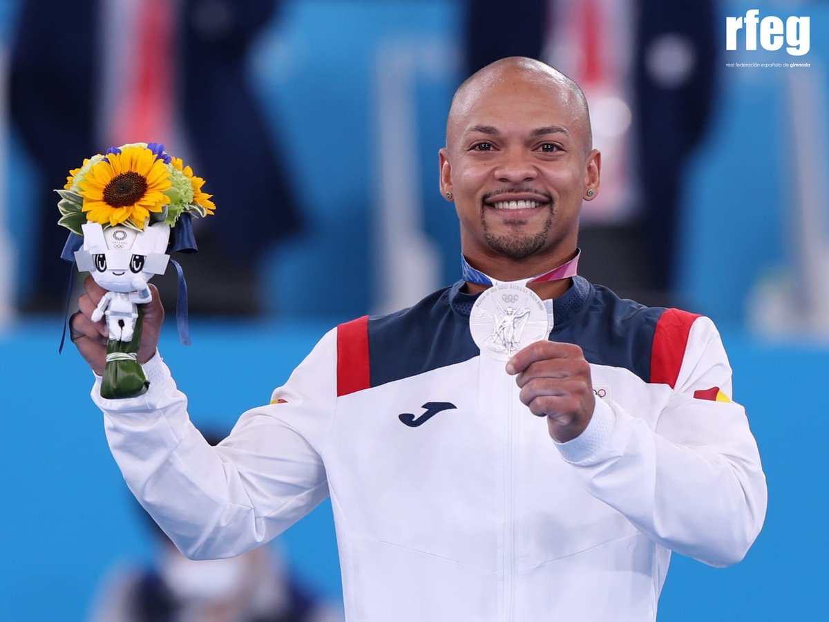 RFEGimnasia's tweet photo. ¡¡AQUÍ LO TENEMOS!!🔝

Ray Zapata con la medalla de PLATA OLÍMPICA🥈

¡¡ESPECTACULAR!! 🤩

#Tokyo2020 #ESP #ElCorazónDeEspaña https://t.co/S8sup9Ln4T