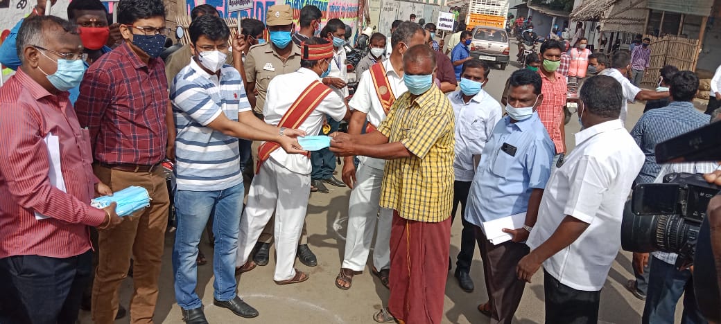 tiruppurcorp's tweet photo. மாவட்டம் & மாநகராட்சி நிர்வாகம் இணைந்து இன்று 1.8.2021 பல்லடம் ரோடு சந்தைப்பேட்டை பகுதியில் #COVID19 தடுப்பு விழிப்புணர்வு நிகழ்ச்சி மற்றும் உறுதிமொழி நடைபெற்றது. @TPRDtCollector & @kranthi_tweet அங்கு முக கவசம் அணியாத பொதுமக்களுக்கு இலவசமாக முககவசங்களை வழங்கினார்
#LetsStopCovid https://t.co/uKPWckBTlw