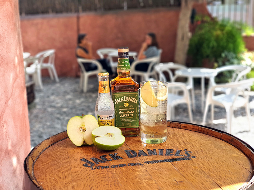 TorreRosaBCN's tweet photo. Jack Apple &amp; Tonic, the Cocktail of the Month for August.
Discover the freshest new vintage from Jack Daniel’s.
https://t.co/vTMtbA1mBU
#TorreRosaCocktailBar #TorreRosabcn #CocktailBarBarcelona #jackdaniels #JackApple #cocktails #apple #responsibledrinking #makeitworthwhile https://t.co/eRCi0Gpre4