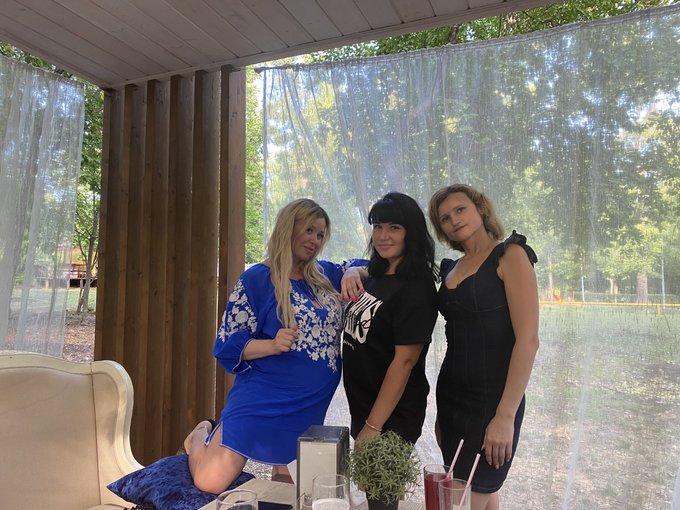 meeting with friends🤩 https://t.co/zvCpIgQzj1