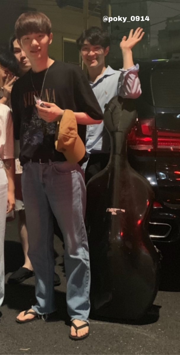 bboo2412's tweet photo. 너바나 티셔츠 입은 현상이 모음 https://t.co/UIJ668byI7
