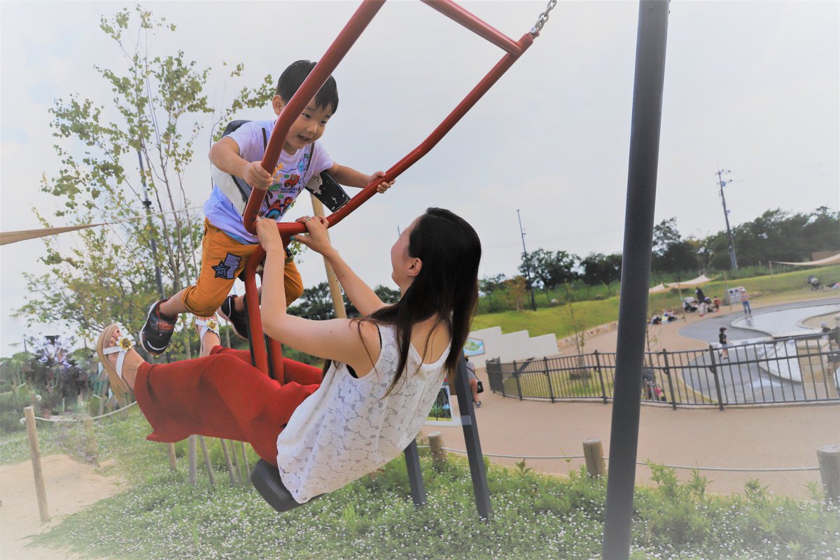 PLAY PEAK ITADAKI にあるブランコ「親子スウィング」
親子で向かい合わせに座って遊べる珍しいブランコです。
お越しの際はぜひお試しあれ(*´ω｀*)
#生駒山上遊園地
#PLAYPEAKITADAKI
#ブランコ