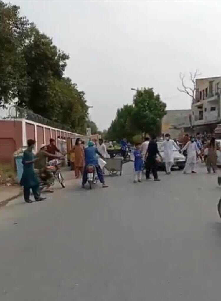 mateensarwarr's tweet photo. آج پھر سی روڈ بلاک کی ہوئی ہے سٹوڈنٹس نے  کوئی یہ بتا سکتا ہے  اس میں عوام کا کیا قصور ہے
#iubb #iubstudentswantonlineexam https://t.co/TLLDcWGfaj
