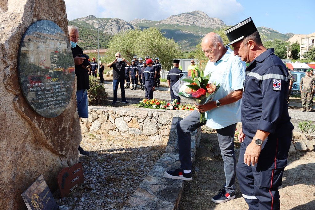 Cérémonie d'hommage au Pélican 36 ce matin au Cis Calvi en présence Pcasis, Dsis @Prefet2B @Mairiedecalvi @IsulaCorsica  et interservices, rappel des faits, remise de gerbes et minute de silence. Bénédiction de la stèle et passage Pélican #memoria @SecCivileFrance