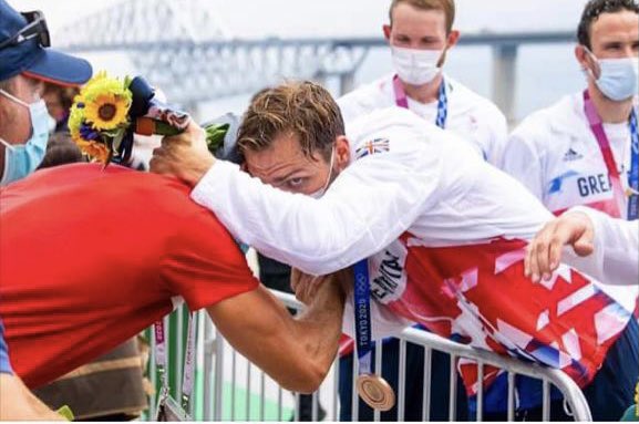 OA’s reunited as Olympic medalists! As Ollie Wynne-Griffith received his medal he was met by Frederic Vystavel who also won a bronze medal for Denmark in the coxless pairs. Both boys played in the same Aldro sports teams to the age of 11. Everyone <a href="/Aldroschool/">Aldro</a> is so proud of you.