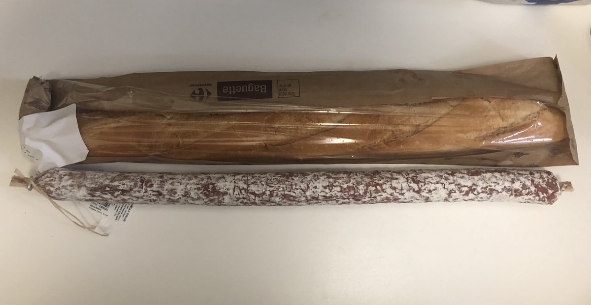 Il fatto che una salamella artigianale Toscana strepitosa ed una baguette di una catena di supermercati di origine francese siano lunghe uguali non può essere una coincidenza. Che convergano in una cucina di Bologna è chiaramente un disegno divino.