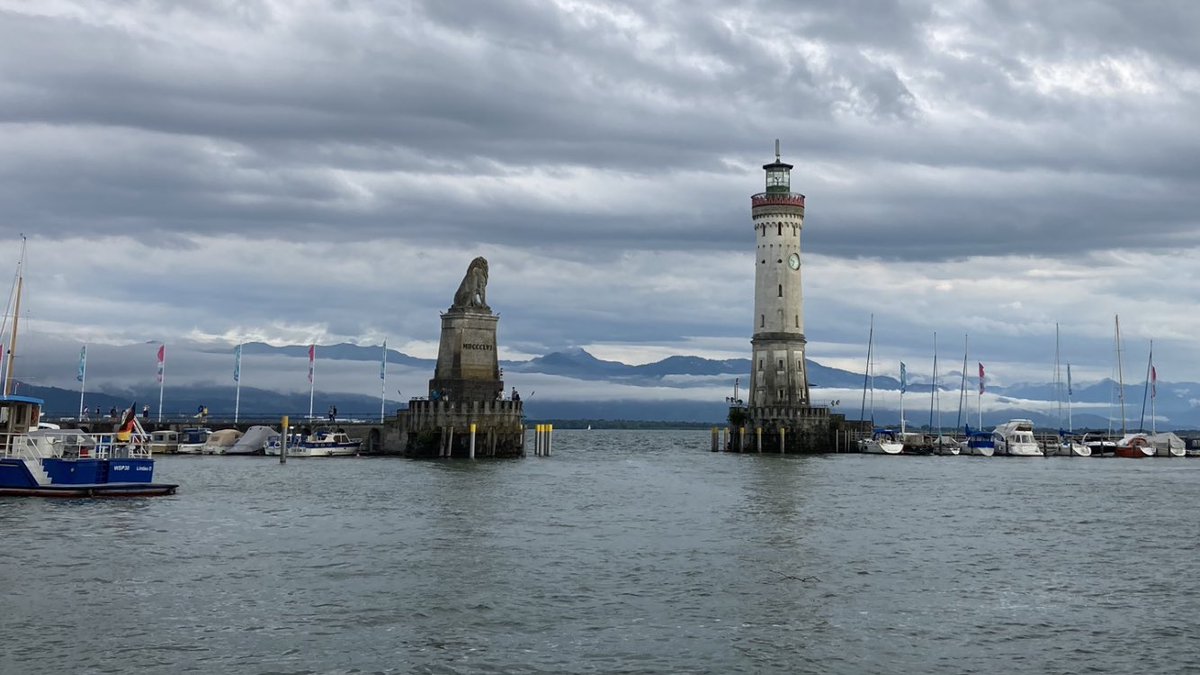 eele_nauta's tweet photo. #lindau tussen de wolken door de bergen van Zwitserland #twitterfotochallenge21 https://t.co/QKvdUUBetw