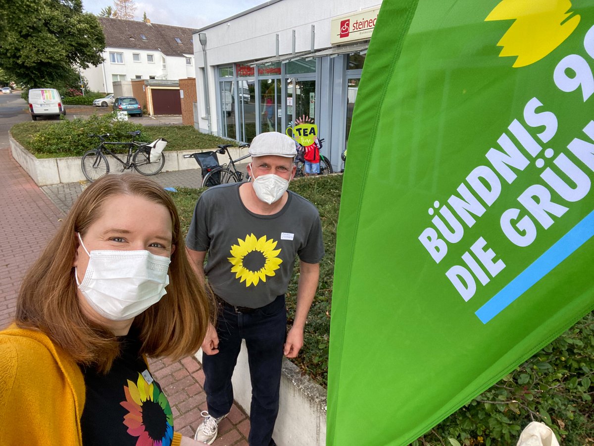 GrueneHemmingen's tweet photo. Auch heute wieder #Wahlkampf Einsatz - dieses Mal vor 2 Bäckereien in #Arnum - Unser Grüner Tee zum Frühstück kommt besonders gut an 🍵 #Hemmingen #KWNds21 #Regionspräsidentin #FraukePatzke #VeränderungBeginntHier #AllesIstDrin #BTW2021 #RegionHannover #NeuePerspektiven #Grambeck https://t.co/rVZGbUpW2s