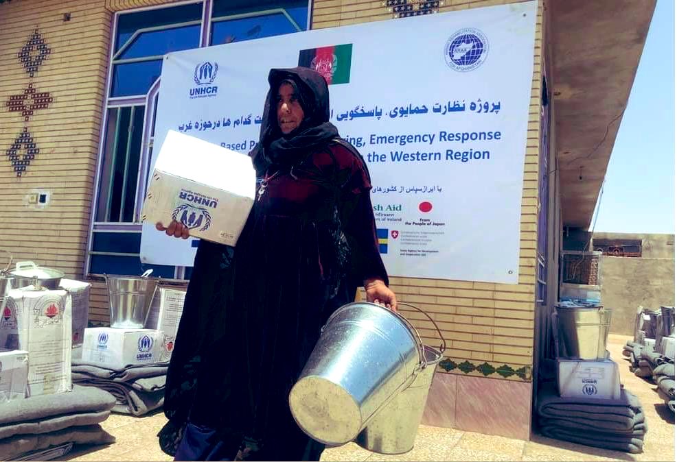 UNHCRAfg's tweet photo. @UNHCRAfg continues providing #emergency lifesaving assistance to newly displaced families due to conflict - over 1,000 people in Badghis and Farah provinces received #CoreReliefItems. Nearly 360,000 people fled their homes due to conflict in 2021. Stepped up support is needed 🇦🇫 https://t.co/KbuZpfJp0e