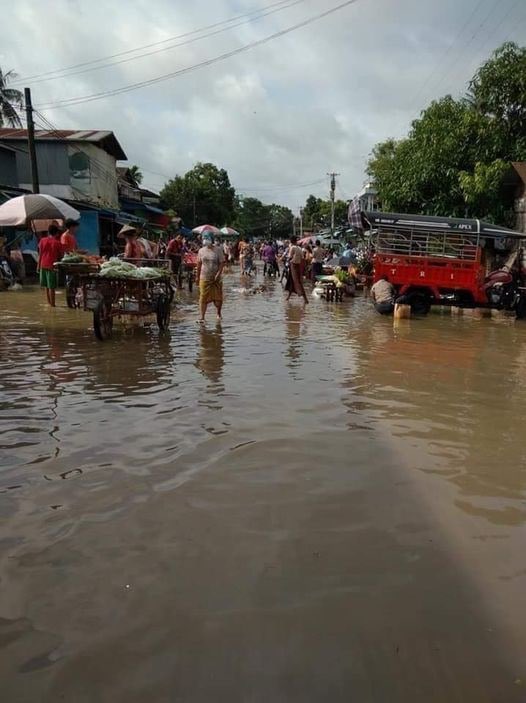 SpringBago's tweet photo. Bago❗️
SAC thugs took away the goods of the vendors from #BuDar(railway) market,3rd Street, #MaZin ward Bagi city today around 9AM. They came for 2 times half hour apart. SAC allowed to open the market from 6AM to9AM and this happened also in #Pinsi (Myothit) market today morning https://t.co/g9shqT6LYW
