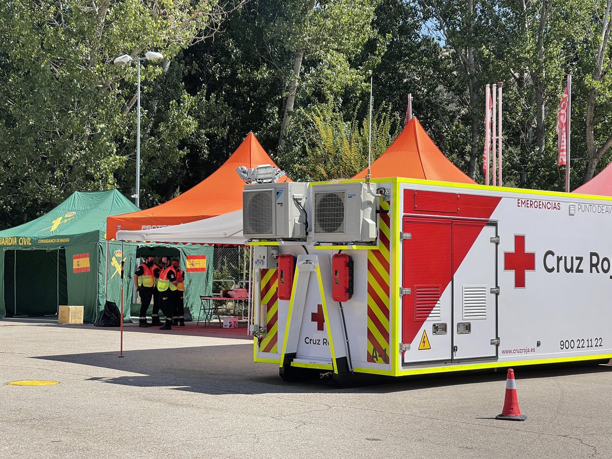 112cmadrid's tweet photo. 176 profesionales de diversos cuerpos de Emergencia coordinados por la #ASEM112, continúan trabajando en el control definitivo y la extinción del incendio en #SanMartindeValdeiglesias. 
El incendio se ha sectorizado y se ataca por medios terrestres y aéreos. https://t.co/TwajkvNrlr