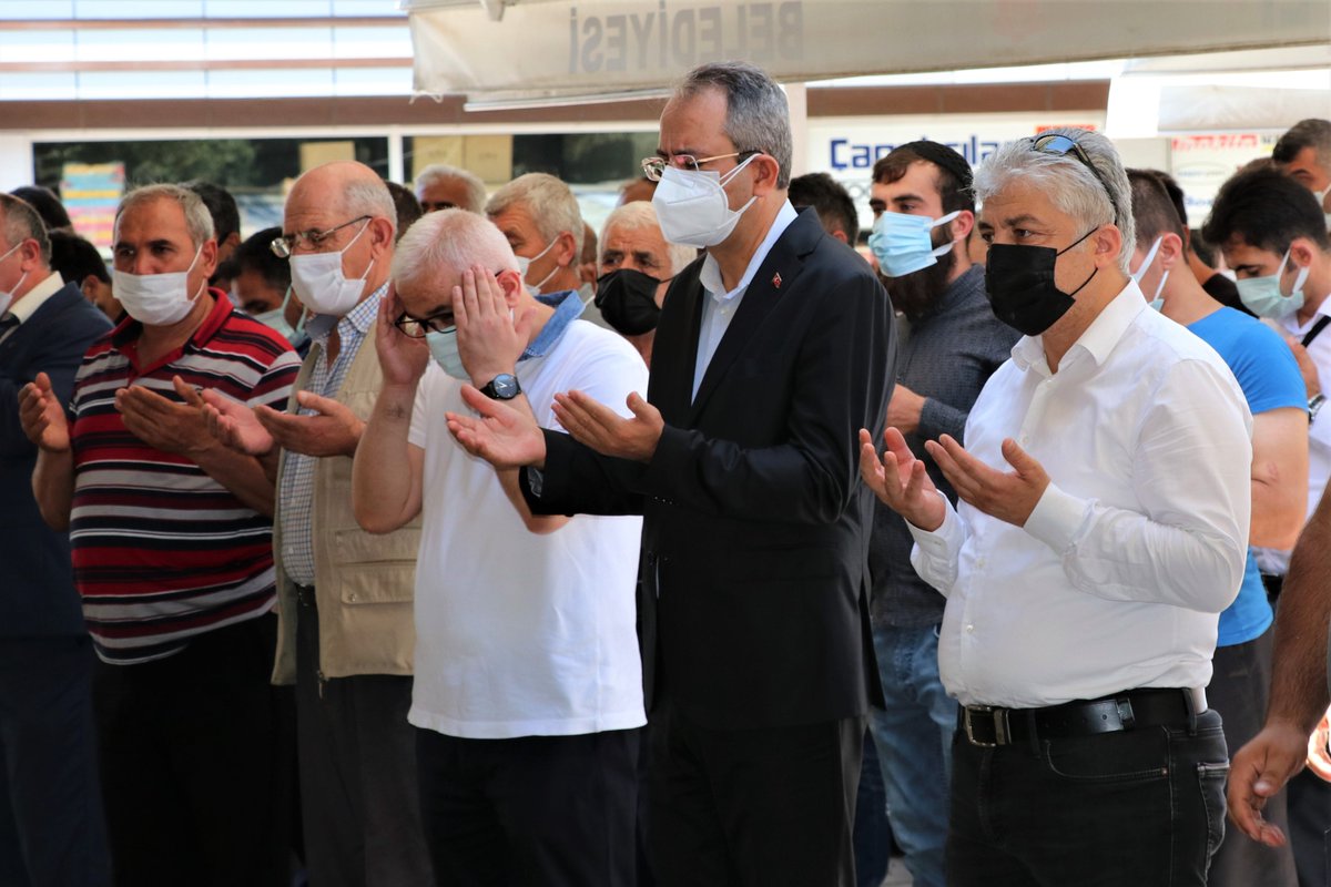 tcsultanbeyli's tweet photo. Kaymakamımız Sayın Metin KUBİLAY 31 Temmuz 2021 tarihinde hakkın rahmetine kavuşan #Kıbrıs Gazimiz İsmail AKAR'in Abdurrahmangazi Camii'ndeki cenaze namazına katılarak ailesine ve yakınlarına başsağlığı dileklerini iletti. https://t.co/P2wk7TL3Np