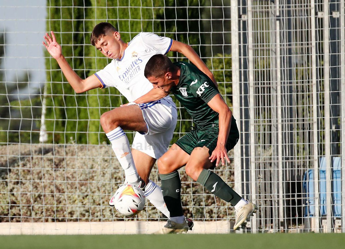 AlvarMoreno_'s tweet photo. ⚪ Creo que no exagero en absoluto si digo que Rafel Obrador Burguera (Campos, 2004) se marcó un auténtico partidazo en el @realmadrid Castilla - @CDLeganes https://t.co/7YDFZfftg6