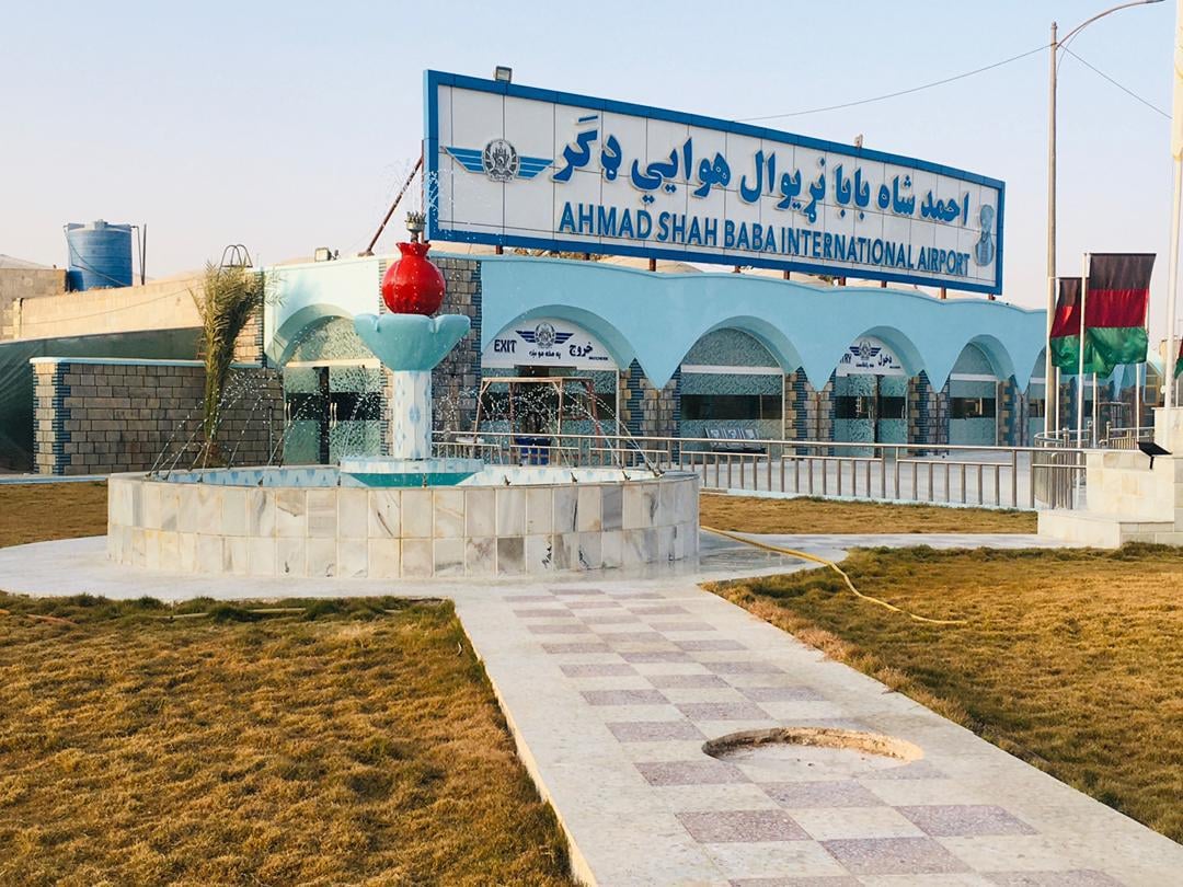 acaa_af's tweet photo. د ملکي هوایي چلند ادارې اعلامیه، د احمدشاه بابا نړیوال هوایي ډګر څخه د الوتنو موقتي ځنډ 
https://t.co/rie6np9MGc
اعلامیه اداره هوانوردی ملکی در پیوند به متوقف شدن موقتی پرواز ها از میدان هوایی بین المللی احمد شاه بابا
https://t.co/WUyrQ3PoBO https://t.co/9awgxlEiLv