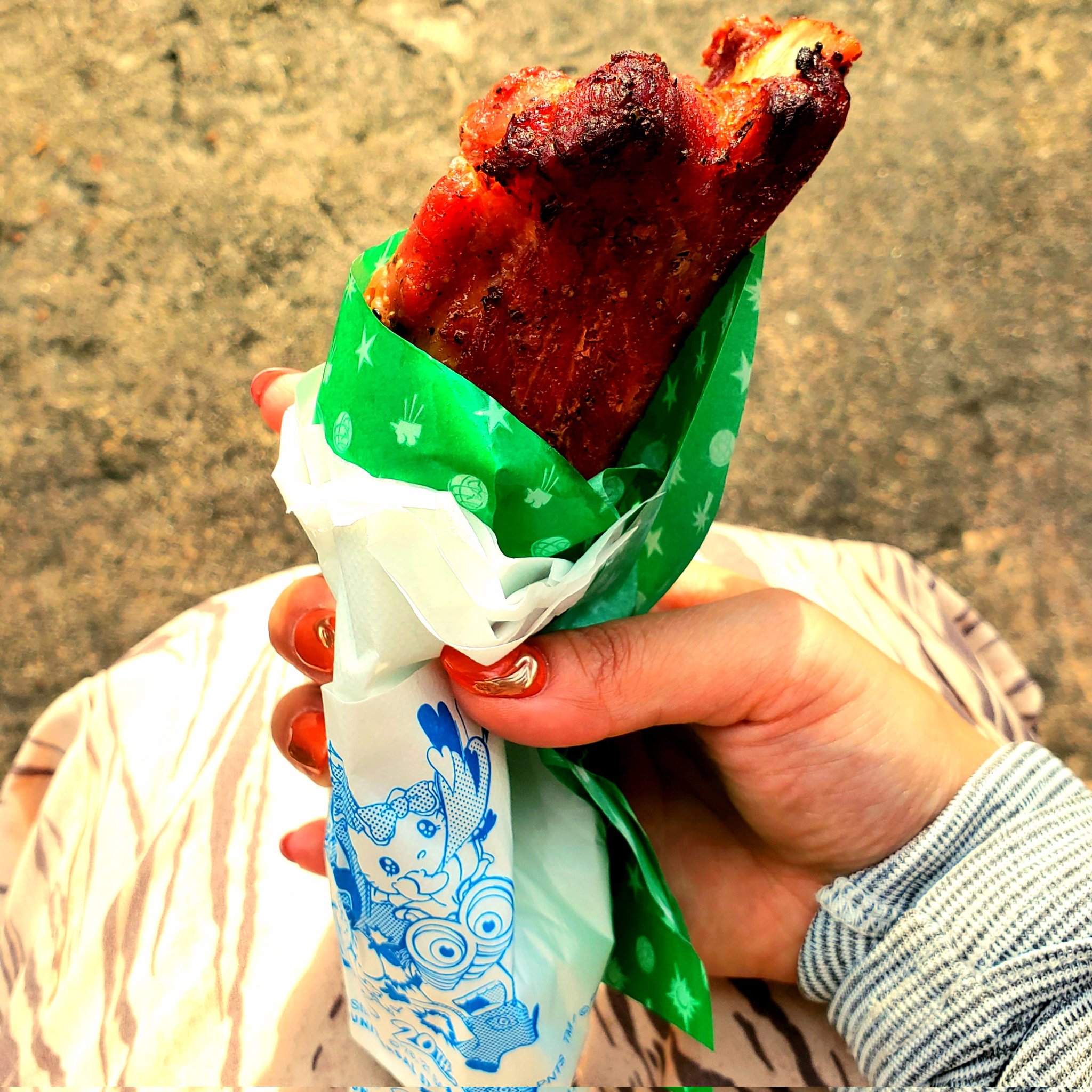 ちぴみん ポークリブ ブラックペッパー チャイニーズ楽しみにしてたのに 売ってなかった 連休中だけ 復活してたんかな 悲しみ でも ブラックペッパーも美味 ターキーレッグよりポークリブ派 あ ジューシー過ぎて脂が垂れる事 あるので要