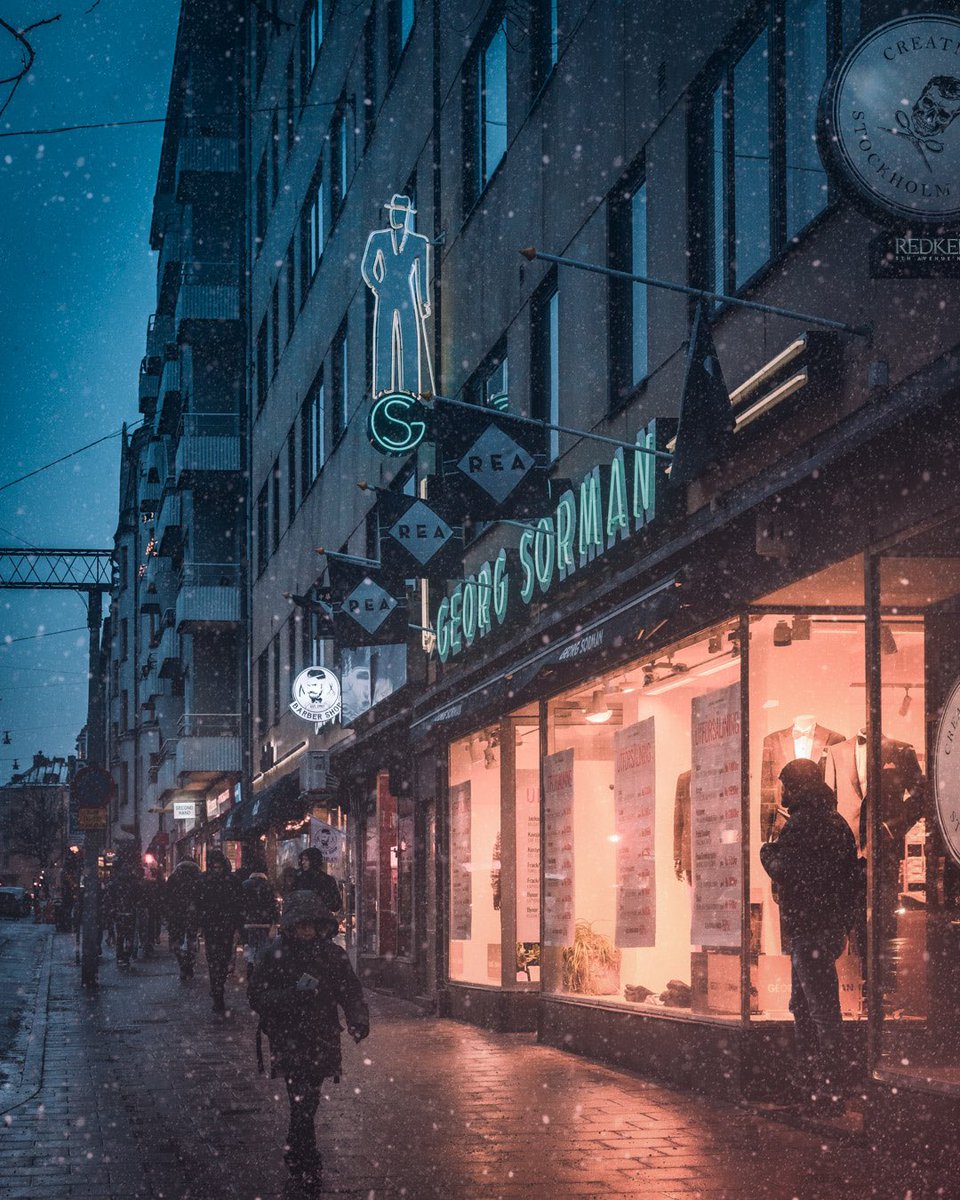 IssarCerrato's tweet image. City light show #NFTCommunity #streetphotography