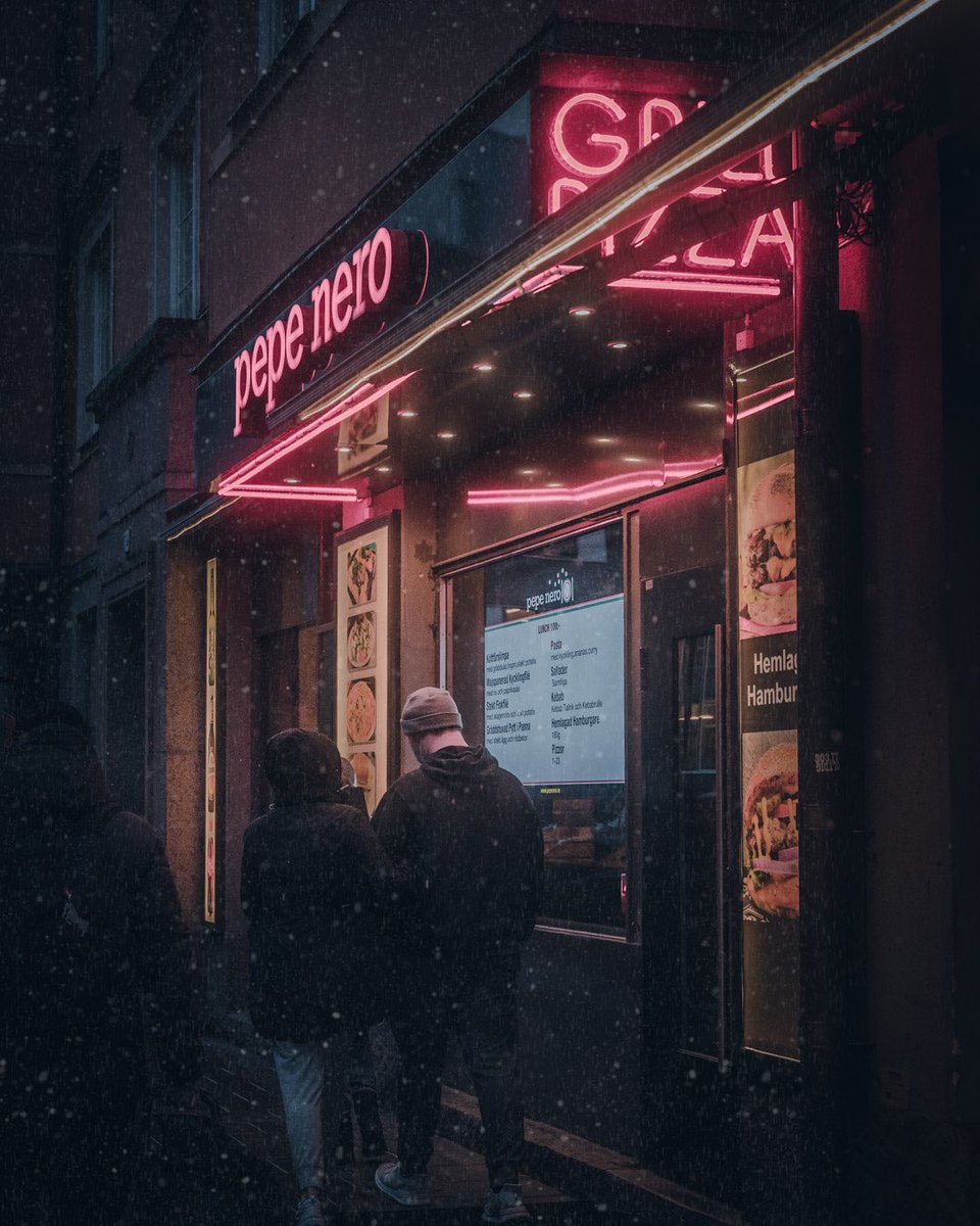 IssarCerrato's tweet image. City light show #NFTCommunity #streetphotography