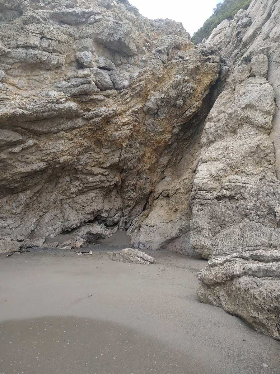 cota_zero's tweet photo. Anar d'excursió als #collsMiralpeix parar en una caleta i en un racó trobar deixalles... hi farem alguna cosa @monicagallardo @CCGarraf @CcgMediNatural als colls no hi volem brossa! #kayakingGarraf! espais naturals sense deixalles, amb informadors,... https://t.co/a1ezyQ1u6W