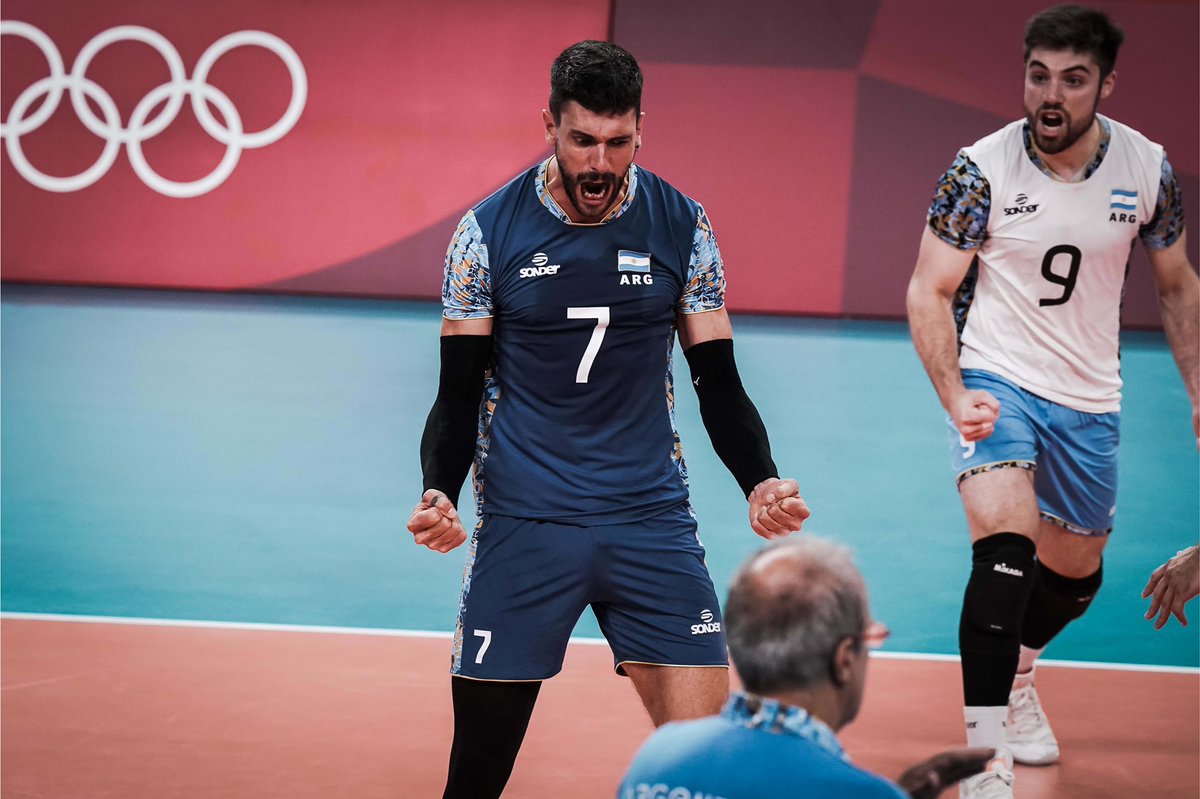 canaldeportv's tweet photo. #Volleyball | ¡ARGENTINA ESTÁ EN CUARTOS!

🏐 En un partido increíble, la selección masculina venció a Estados Unidos 3-0 (25-21, 25-23, 25-23)

🇦🇷 ¡VAMOS ARGENTINA! 

#Tokyo2020 | #TOKIOenDEPORTV https://t.co/cErRZqb6hK
