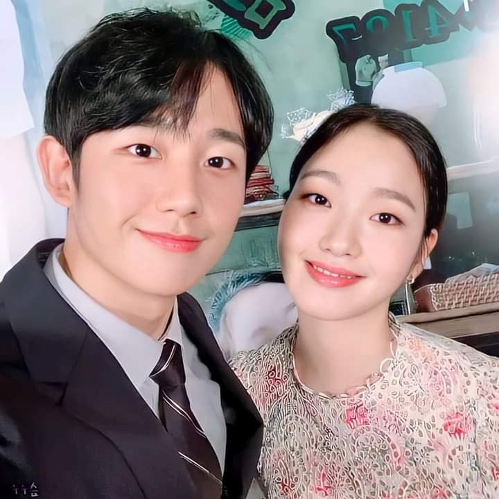 Siblings Jung Hae In and Kim Go Eun they really lookalike dont they? 