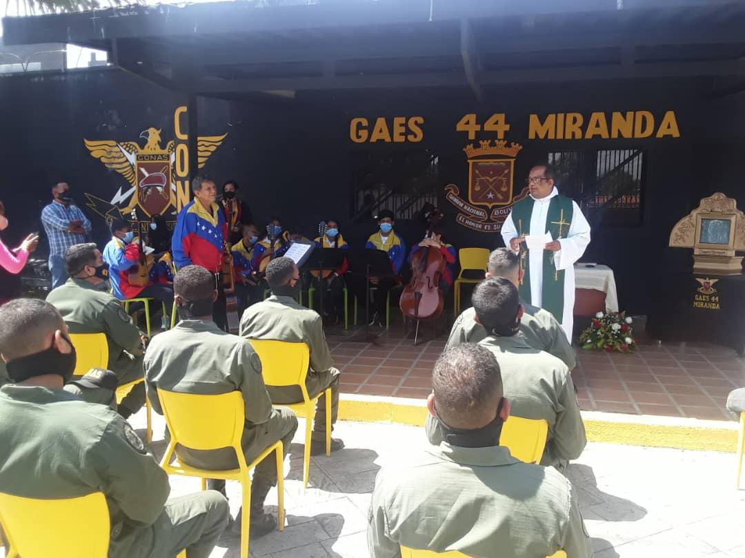 81_dvf's tweet photo. #GNBCONAS, El .@GAES44ZM celebró Misa de Acción de Gracias con motivo al 84 Aniversario de nuestra gloriosa Guardia Nacional Bolivariana. 
 #1Ago #GNB #CEOFANB
#CuidémonosDeCovid19
#RumboAl84AniversarioGNB
.@NicolasMaduro 
.@vladimirpadrino 
.@GNBCmdteGral https://t.co/g6ohGjRH7c